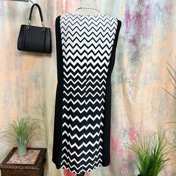 📌Emma & Michele Zigzag Design Slim Looking Silhouette Sleeveless Dress - Picture 2 of 11